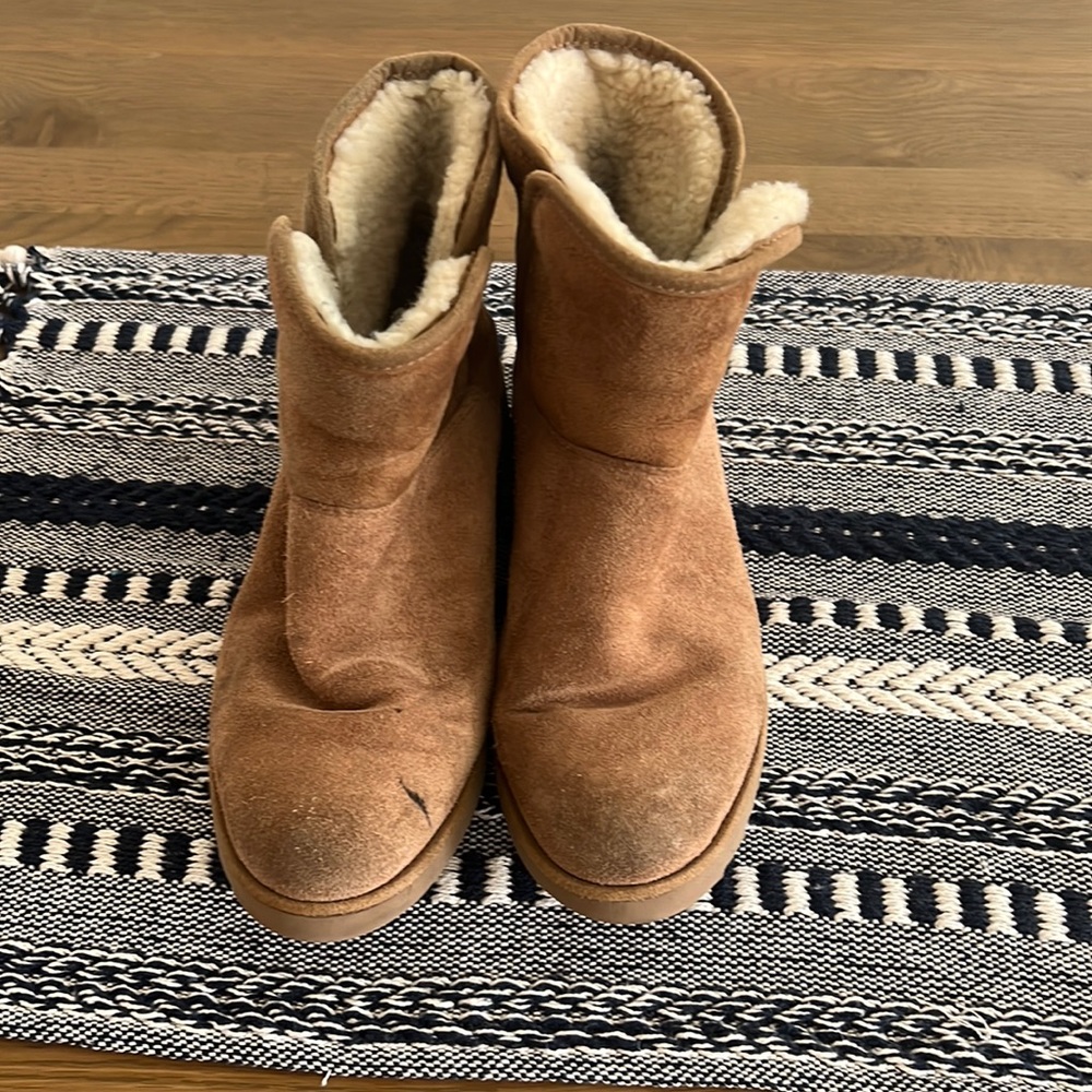 Kristen Uggs. Size 8. Chestnut color.